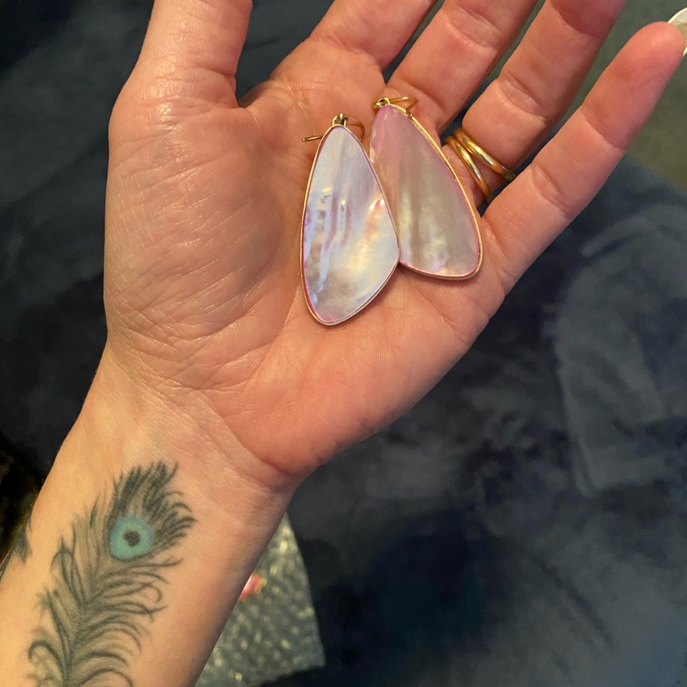 Kendra Scott Pink Pearl Pink Abalone Iridescent Teardrop Earrings - Picture 3 of 6